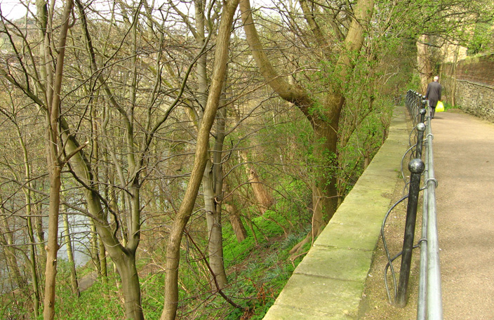 The steep river banks of the Durham Peninsula made it an ideal defensive site. Stone walls constructed in the 12th century, added to this natural line of defence. 